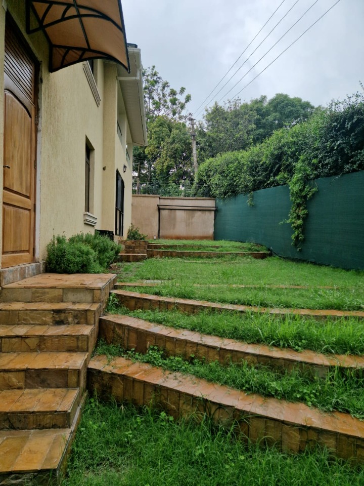 4-BEDROOM TOWNHOUSE TO LET - LAVINGTON