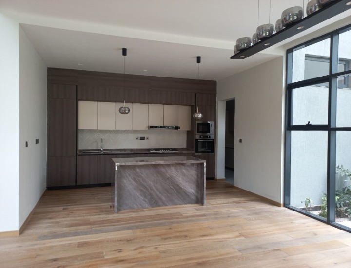 5-BEDROOM TOWNHOUSE TO LET - RUNDA