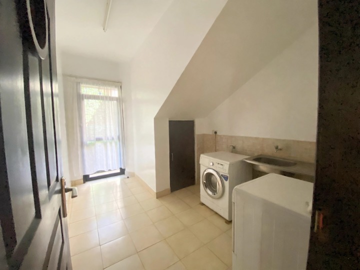 5-BEDROOM TOWNHOUSE FOR SALE - LAVINGTON