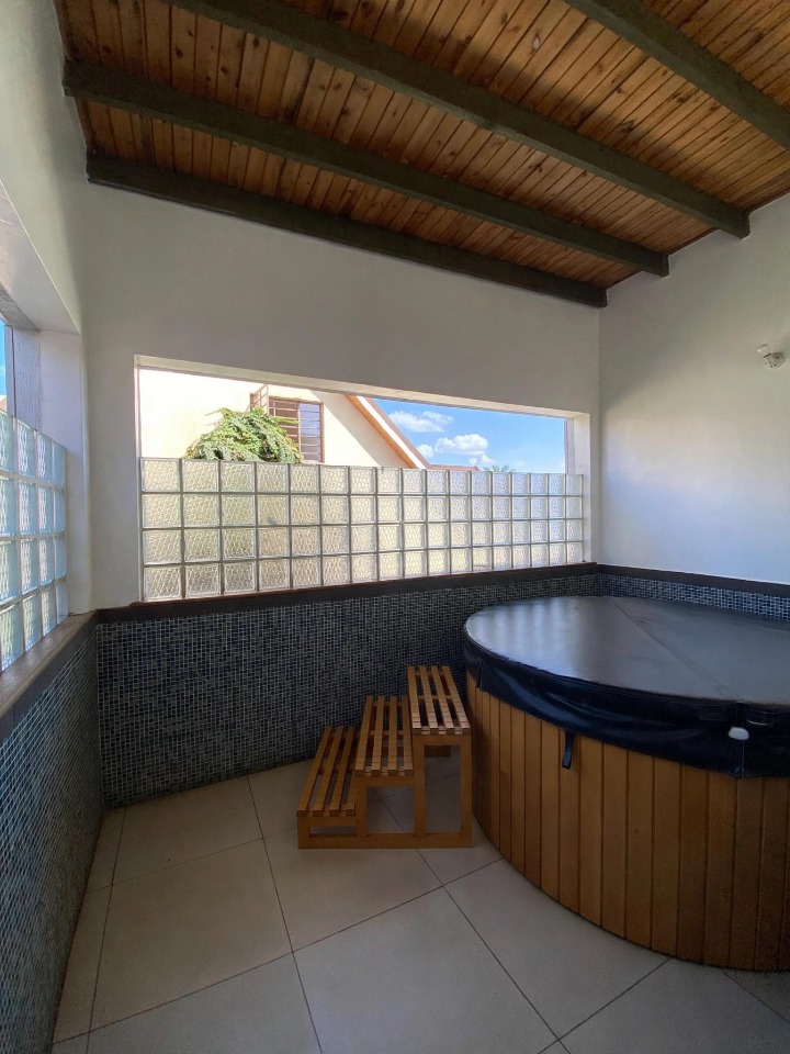 5-BEDROOM TOWNHOUSE FOR SALE - LAVINGTON