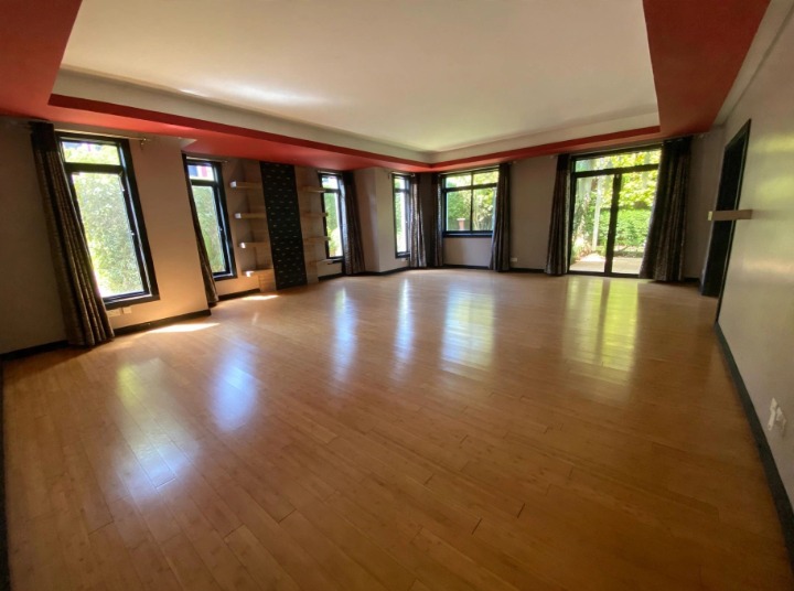 5-BEDROOM TOWNHOUSE FOR SALE - LAVINGTON