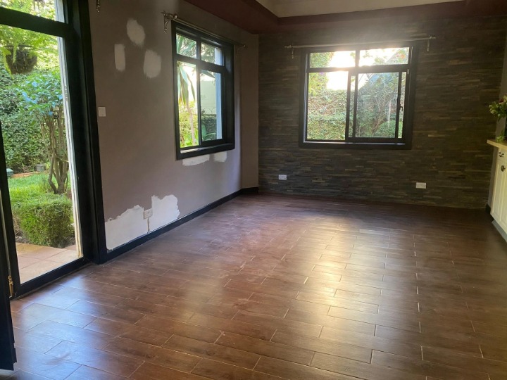 5-BEDROOM TOWNHOUSE FOR SALE - LAVINGTON