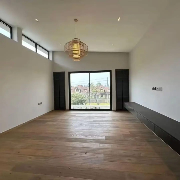 4-BEDROOM TOWNHOUSE + DSQ TO LET - RUNDA