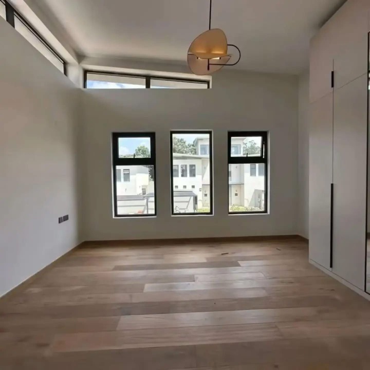 4-BEDROOM TOWNHOUSE + DSQ TO LET - RUNDA