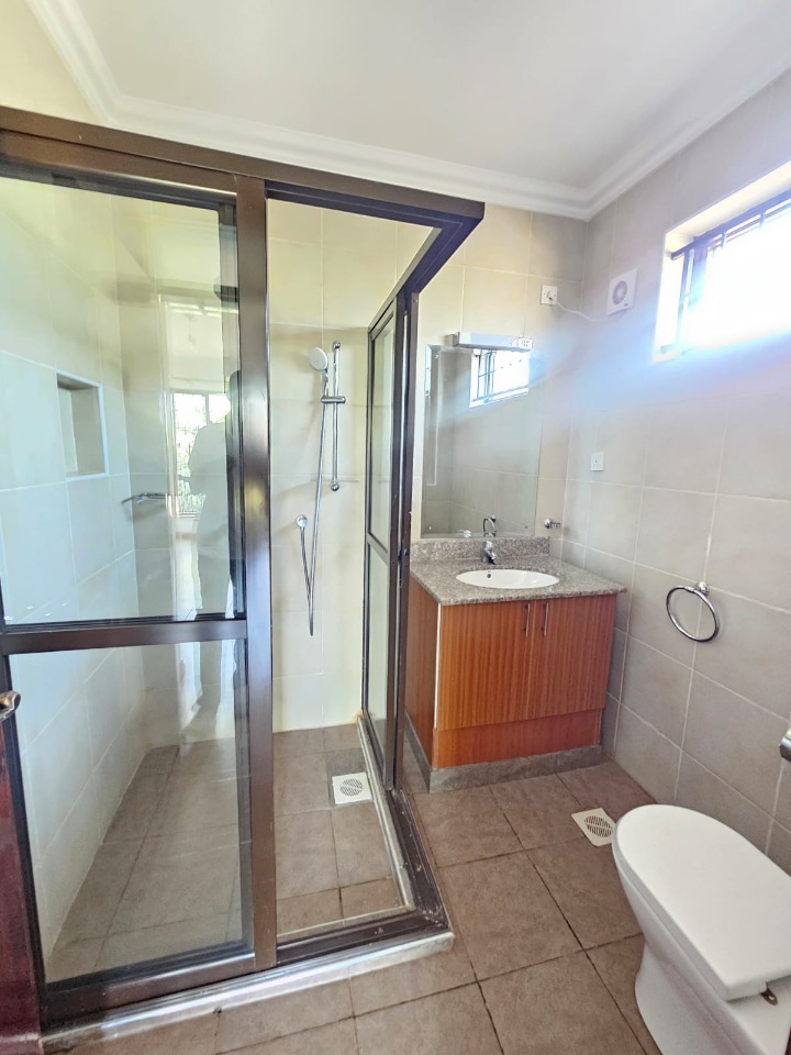 5 BEDROOMTOWNHOUSE TO LET - RUNDA