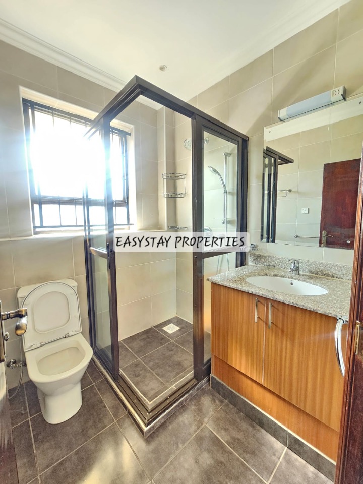 5 BEDROOMTOWNHOUSE TO LET - RUNDA