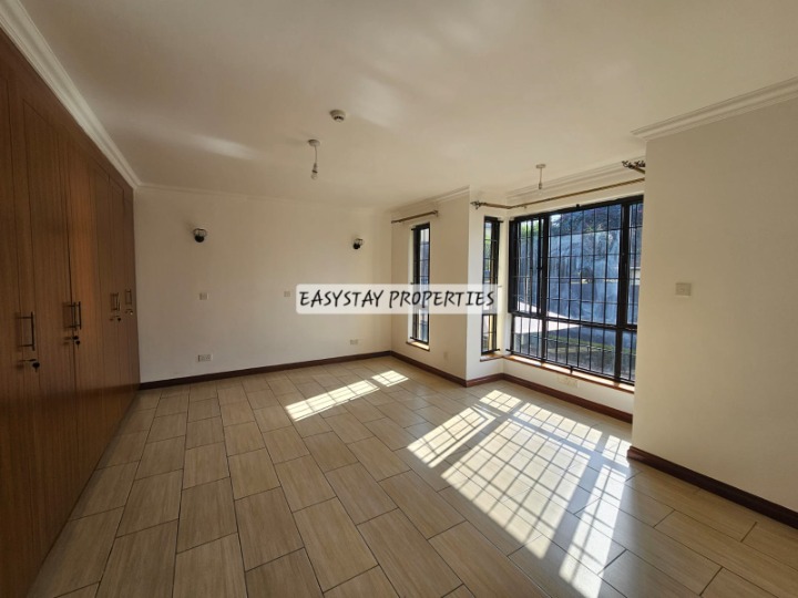 5 BEDROOMTOWNHOUSE TO LET - RUNDA