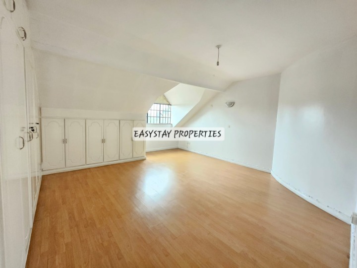 LAVINGTON – 4 BEDROOM PENTHOUSE TO LET