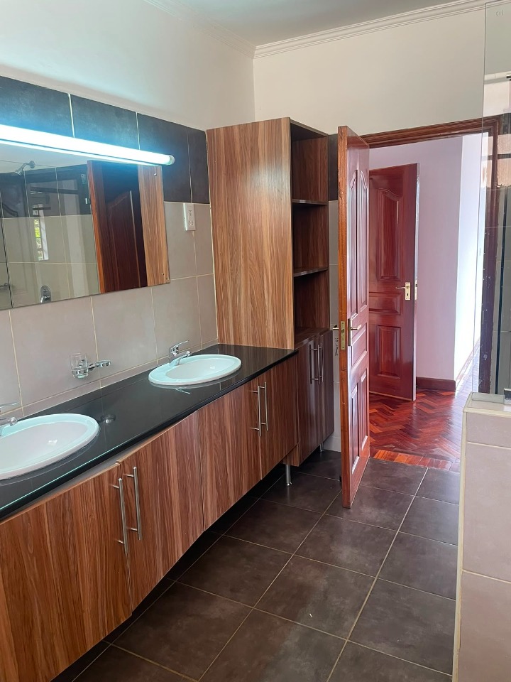 OLD KITISURU – 5 BEDROOM TOWNHOUSE TO LET