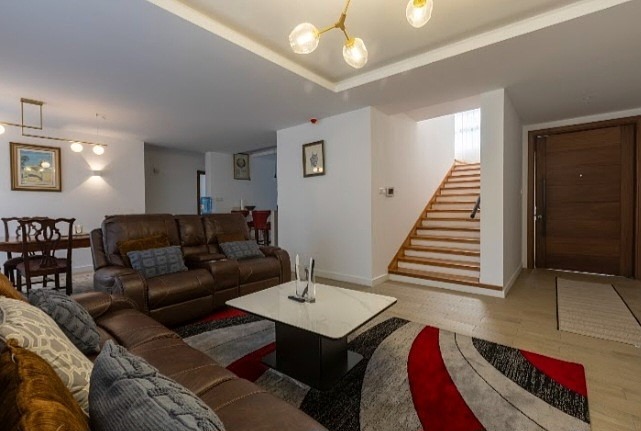 4 BEDROOM FURNISHED DUPLEX + DSQ TO LET - ROSSLYN