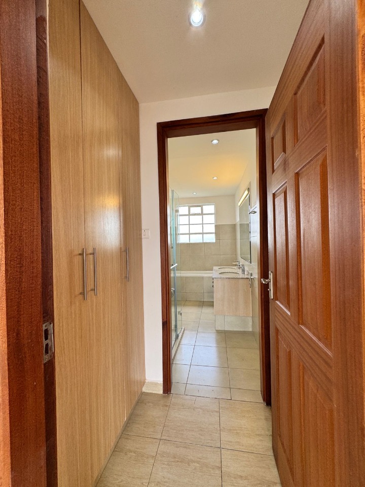 LAVINGTON - 3 BEDROOM APARTMENT + DSQ TO LET