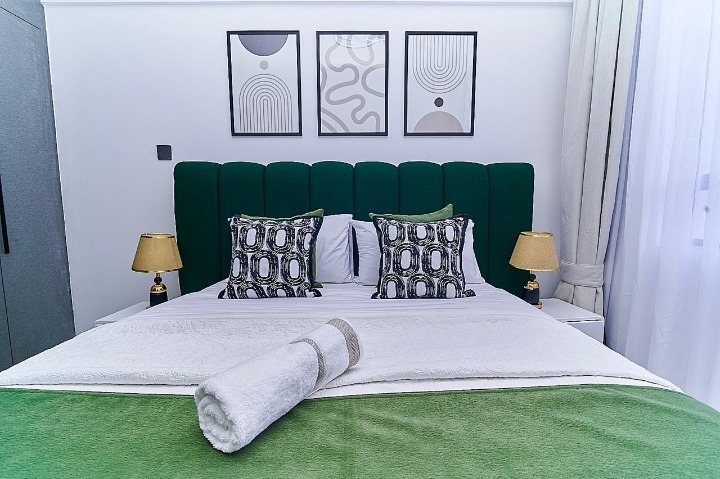 2-BEDROOM FURNISHED APARTMENT TO LET – LAVINGTON