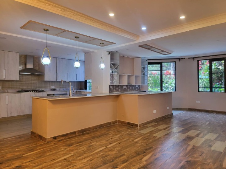 6-BEDROOM AMBASSADORIAL HOUSE TO LET – RUNDA