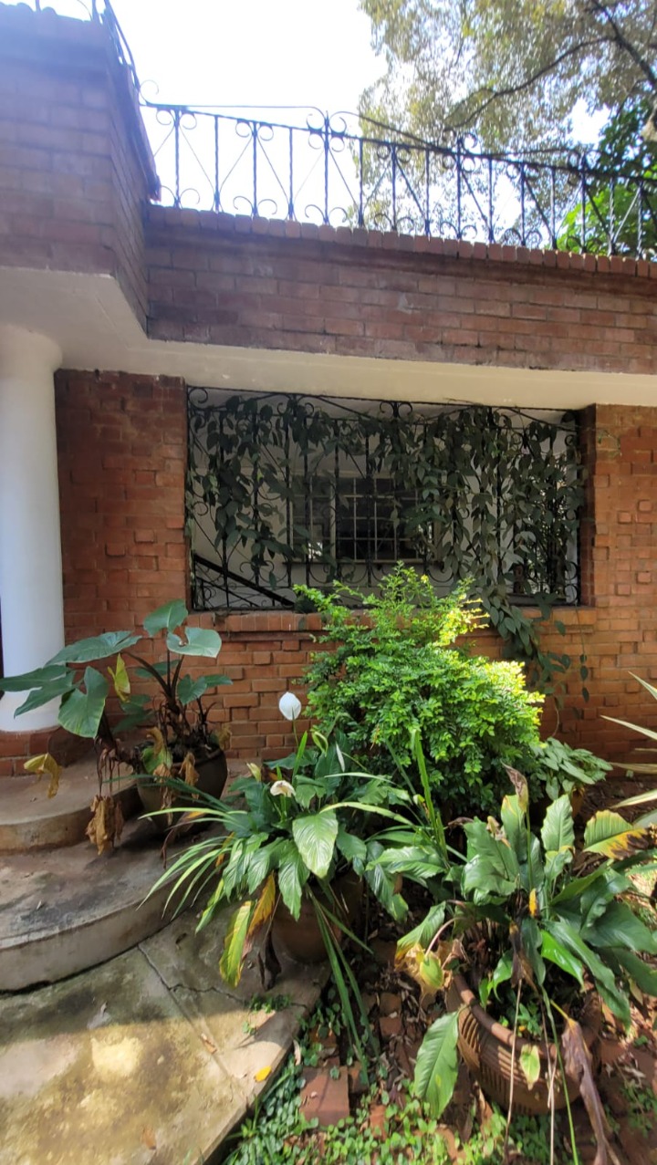 4 BEDROOM TOWNHOUSE + DSQ FOR RENT – OLD MUTHAIGA