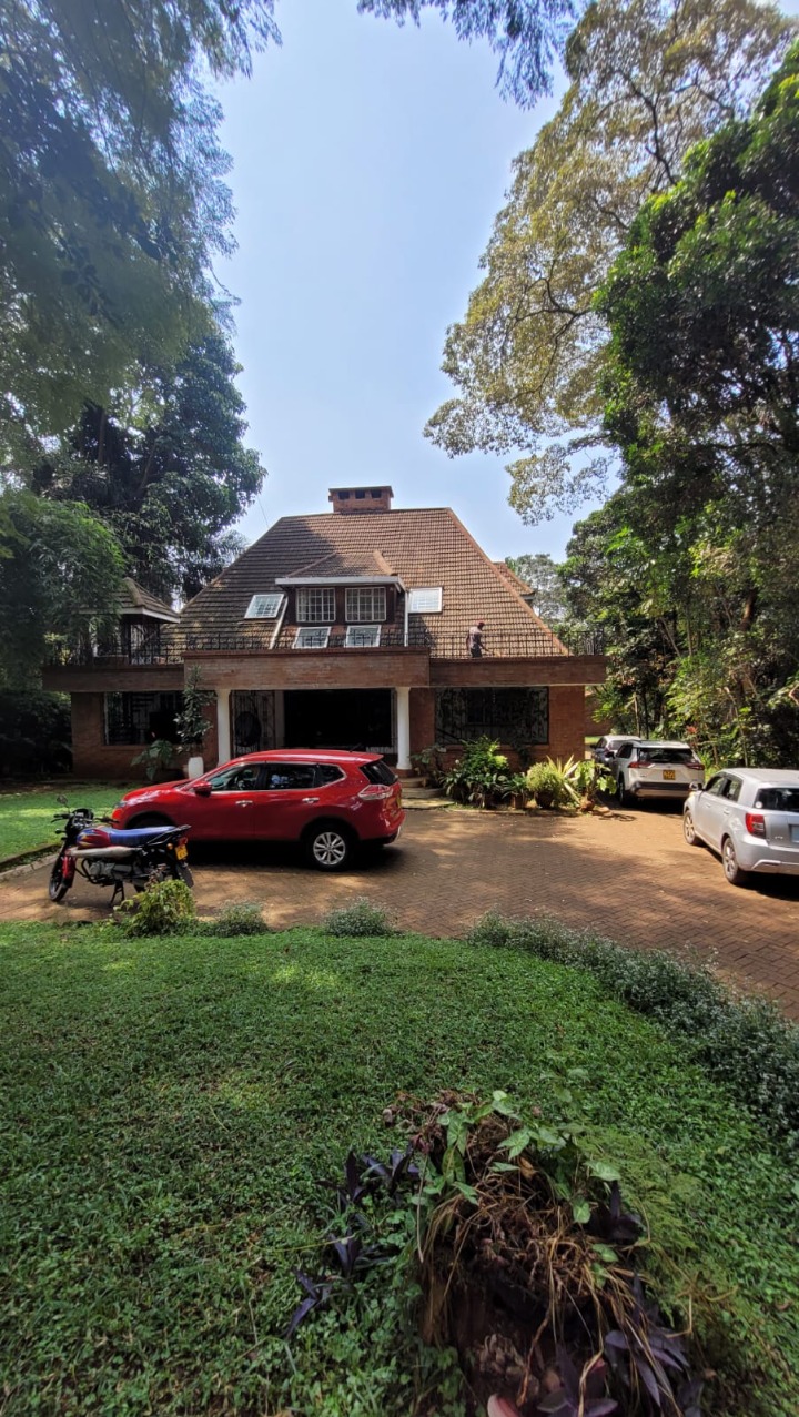4 BEDROOM TOWNHOUSE + DSQ FOR RENT – OLD MUTHAIGA
