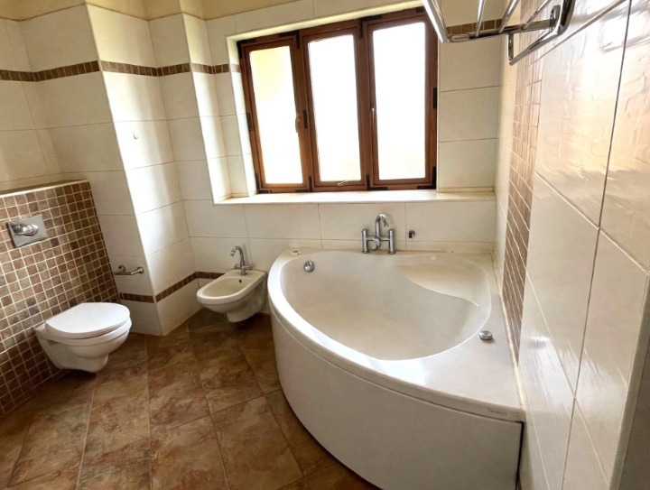 LUXURY 4-BEDROOM VILLA + DSQ FOR 2 | KITISURU