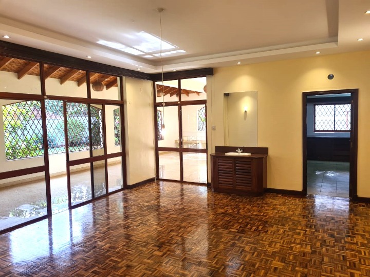 NEW MUTHAIGA - 4 BEDROOM HOUSE + DSQ FOR RENT