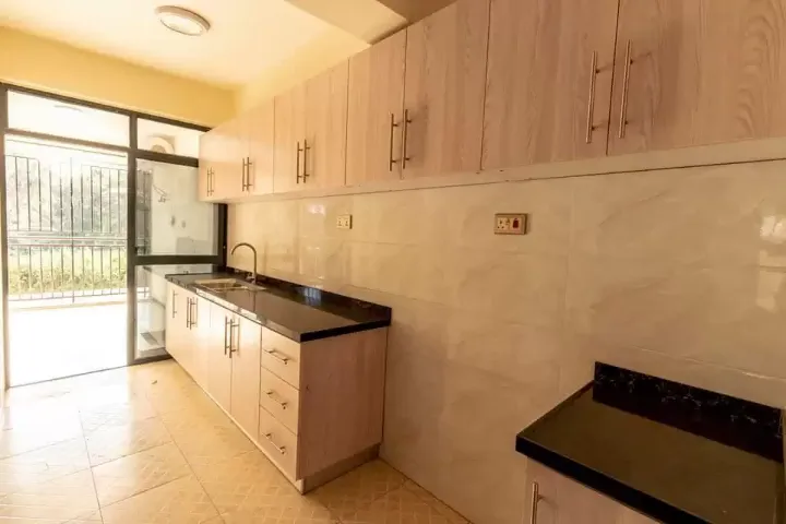 3 BEDROOM APARTMENT + SQ TO LET - LAVINGTON