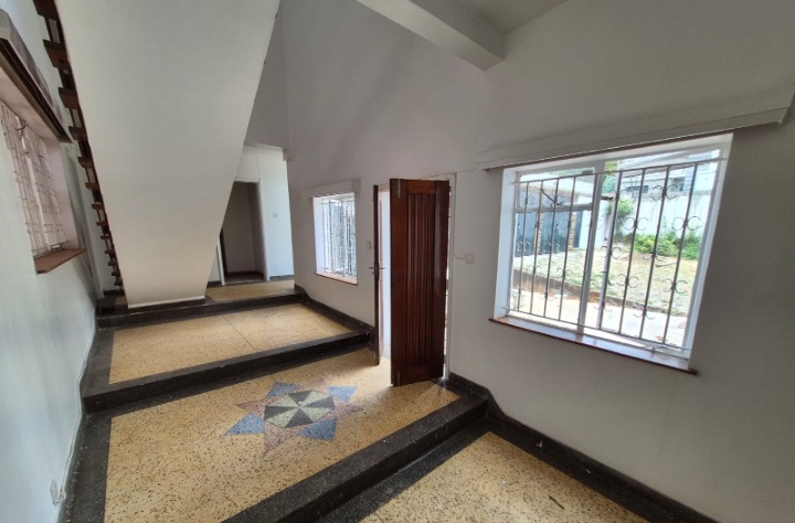 6 BEDROOM MANSION + DSQ FOR RENT - LAVINGTON