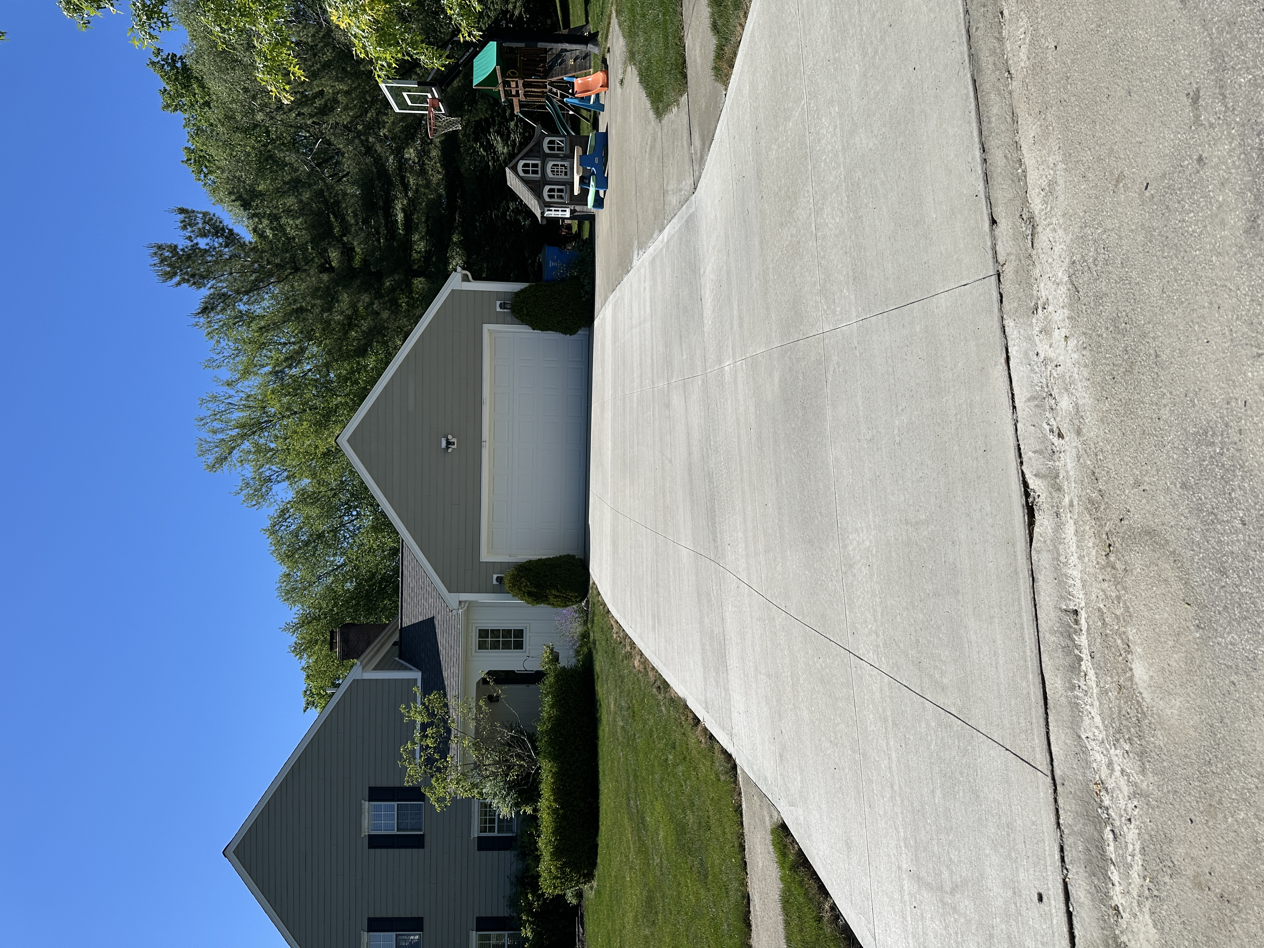 New concrete driveway in Chagrin Falls