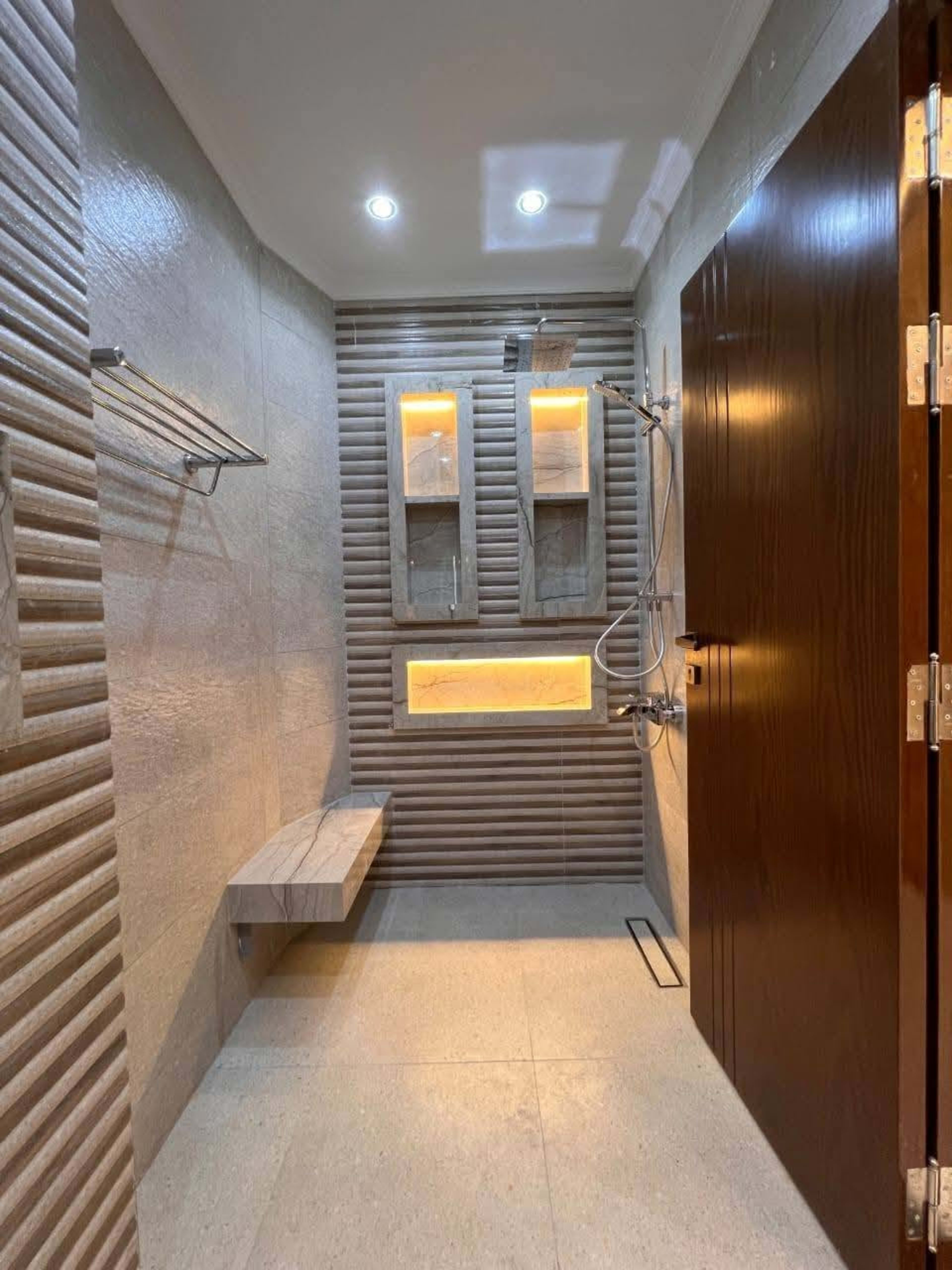250 sqm Apartment for rent in Sheikh Zayed 5