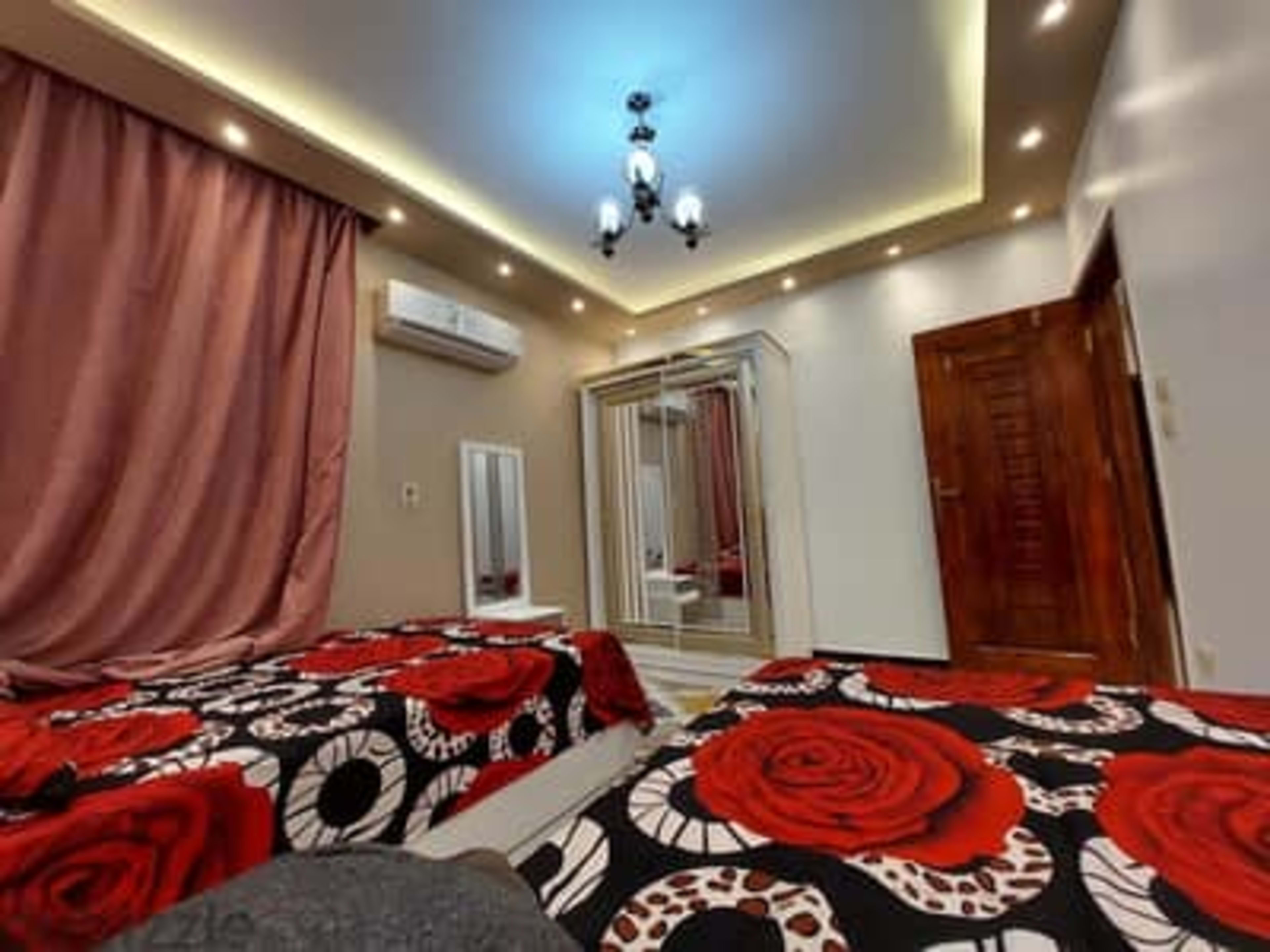 شقه مفروشه من المالك للإيجار اليومي اول سكن بمصر الجديده والعلات 4