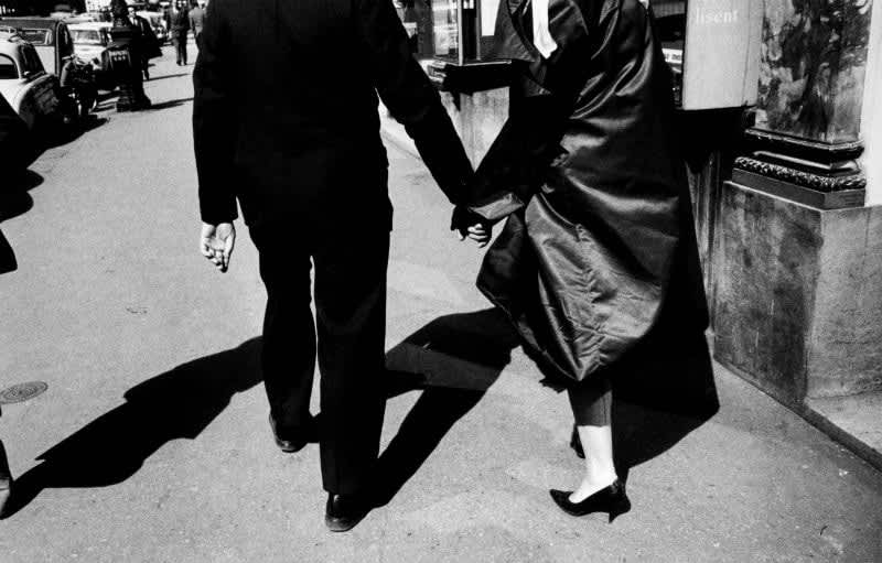 Photo en noir et blanc de Gabriel Cuallado, intitulée Couple se tenant par la main (Paris)