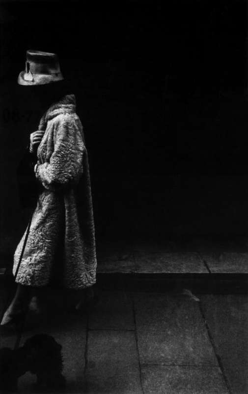 Photo en noir et blanc de Gabriel Cuallado, intitulée Rue de la Paix femme avec chapeau (Paris)