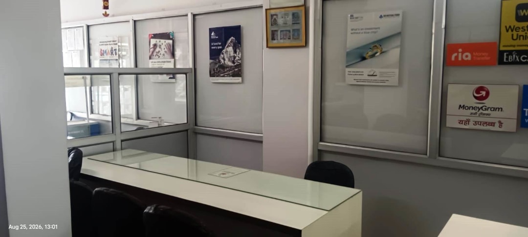 OFFICE SPACE ON PRIME LOCATION NEAR BY SCHOL HOSPITAL ZYM MARKETS AND 1 KM FROM HIGHWAY
