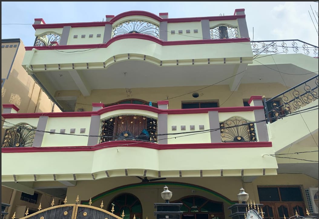 1 Drawing room, 2 Bedrooms with attach washrooms, hall and kitchen available on 1st floor in Raipura is available for rent for families, nearest landmark Jio Pump.