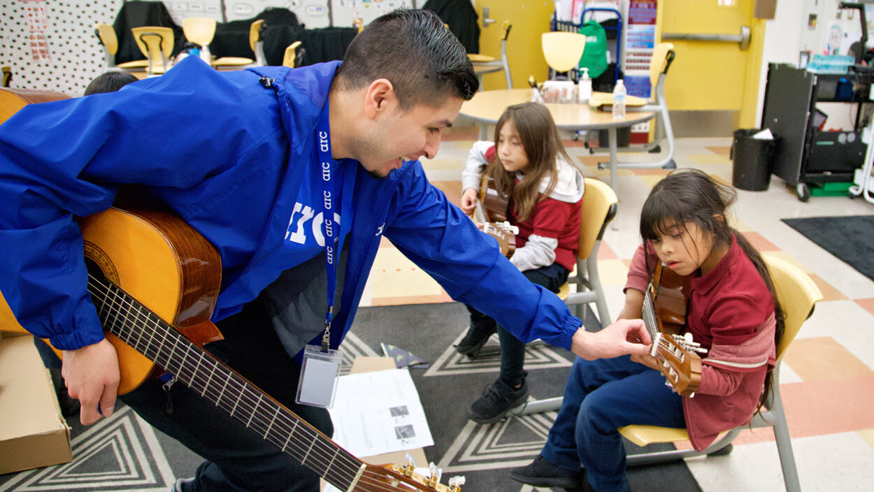 ASAS Los Angeles mentor assists student in guitar lesson