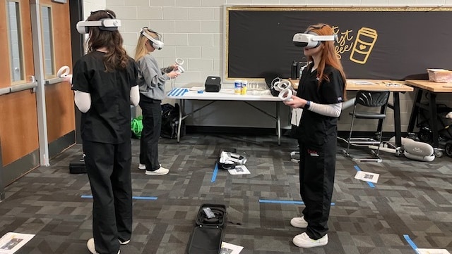 Chicago students use VR headsets