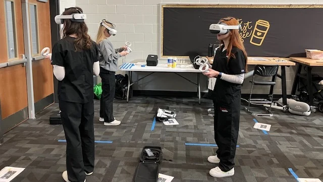 Chicago students use VR headsets
