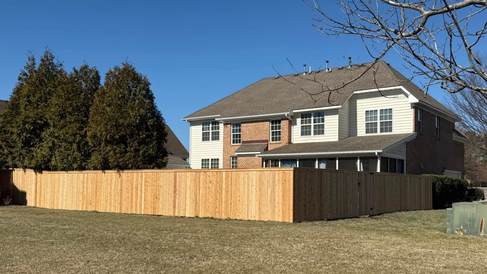 Cedar cap top privacy fence installed in Virginia Beach by Kempsville Fence
