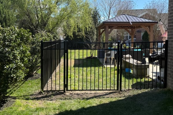 Alternating Spear aluminum fence by Kempsville Fence in Hampton Roads