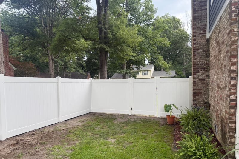 Vinyl privacy fence installation in Portsmouth VA by Kempsville Fence — photo 3