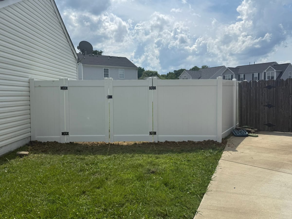 Vinyl privacy fence installation in Suffolk VA by Kempsville Fence
