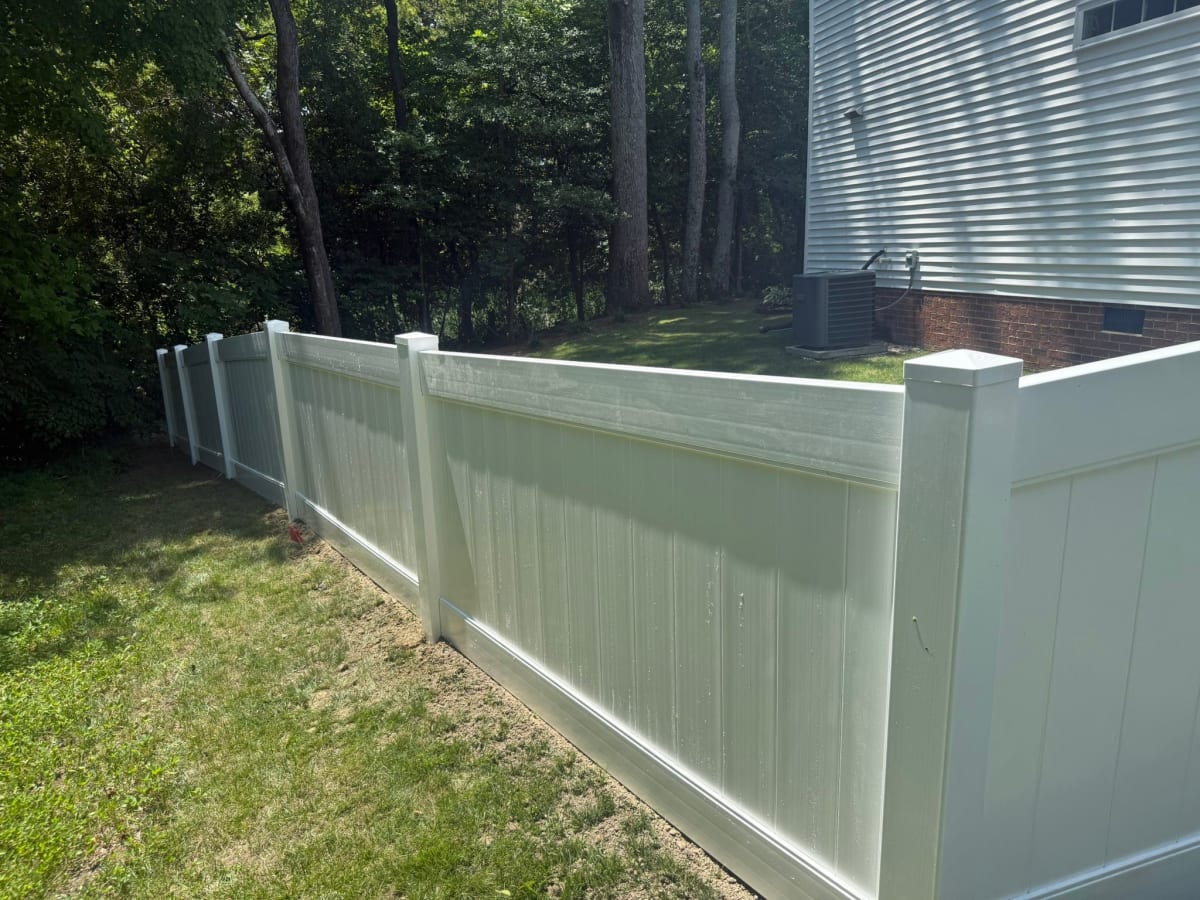 4 foot vinyl privacy fence installation in northern Suffolk VA by Kempsville Fence