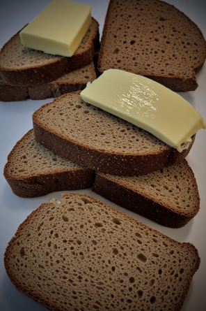 Rúgbrauð með smjöri og osti (Rye Bread with Butter and Cheese)