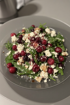 Krækiberja og feta salat (Crowberry and Feta Salad)