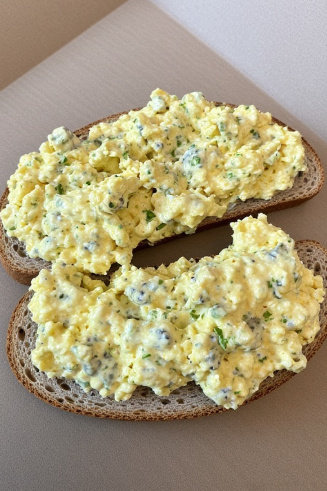 Rúgbrauð með eggjasalat (Rye Bread with Egg Salad)