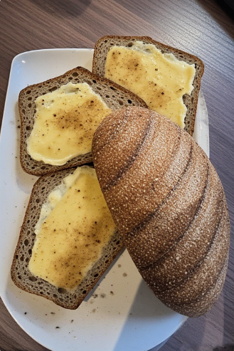 Rúgbrauð með osti (Rye Bread with Cheese)