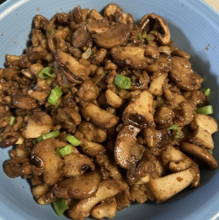 Hed Kem Thong Pad Chai Ya (Golden Mushroom Stir-Fry)
