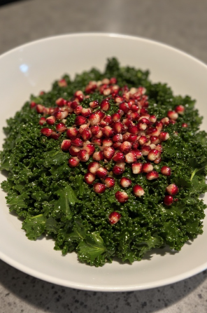 Grænkál og granateplasalat (Kale Pomegranate Salad)