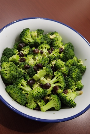 Brokkolí og möndlusala (Broccoli Almond Salad)