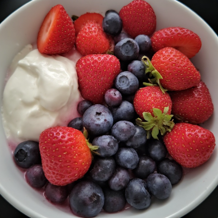 Skyr með ferskum berjum (Skyr with Fresh Berries)