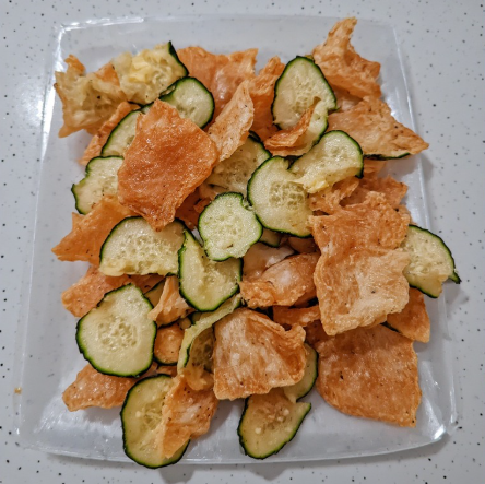 Harðfiskur með smjöri og gúrku (Dried Fish with Butter and Cucumber)