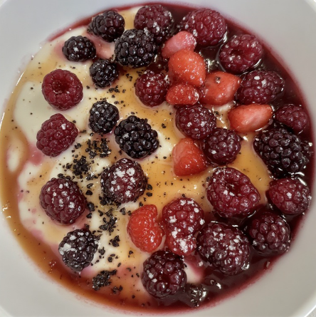 Skyr með berjum og hunangi (Skyr with Berries and Honey)