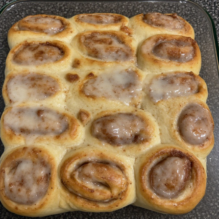 Snúður með glassúr (Cinnamon Roll with Icing)