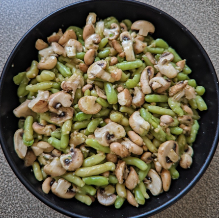 Bauna- og sveppir salat (Bean and Mushroom Salad)
